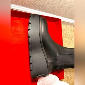 VALENTINO GARAVANI
Leather Chelsea Boots